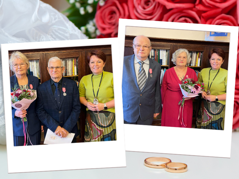 Fotografia przedstawia dwie pary jubilatów odznaczone medalami za długoletnie pożycie małżeńskie wraz z burmistrz miasta Cieszyna, pozujące we wnętrzu z drewnianymi regałami i kwiatami w dłoniach.